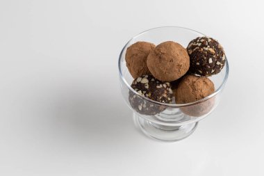 Hafif bir arka planda çikolata tarihi topları. Sağlıklı vejetaryen tatlı. Boşluğu kopyala.