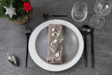 Noel yemeği için güzel bir masa. Noel, kış, yeni yıl konsepti. Seçici odak.