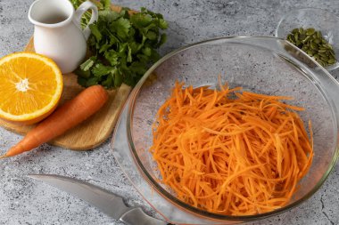 Havuç, kimyon ve portakal salatası. Havuç salatası hazırlığı. Sağlıklı yemek, ev yemeği ve diyet konsepti..