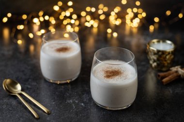 Noel için sütsüz eggnog. Badem sütü ve baharatlı bayram içkisinin alternatif versiyonu. Seçici odak.