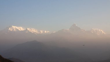 Güzel dağ manzarası, Nepal Himalayaları.