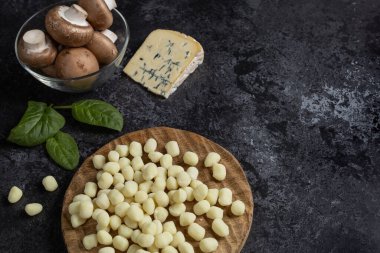 Patates gnocchi, mantar, ıspanak, mavi peynir. Üst görünüm.