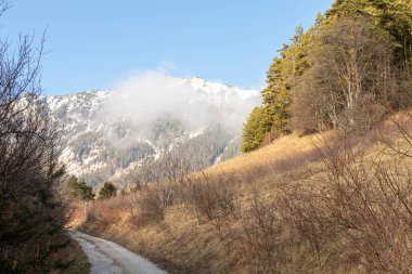 Bulutların arasındaki dağ