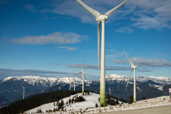 Avusturya 'daki dağların tepesindeki yel değirmenleri