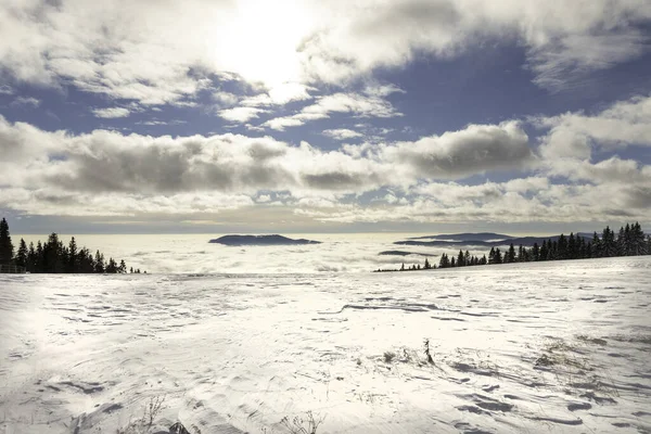 Bulutların üstünde karlı manzara