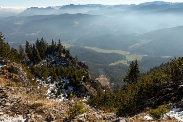 Aşağıya, vadiye bakıyor.
