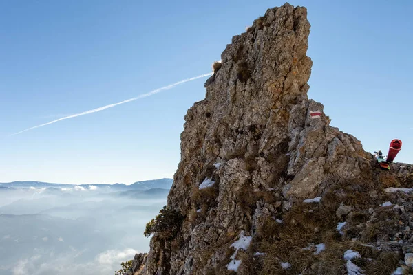 Kayaklı kayalık dağ tepesi