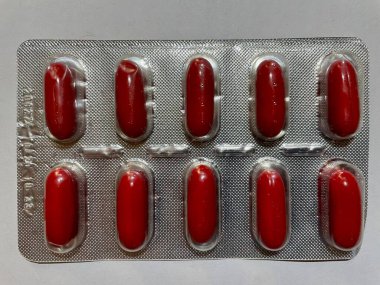 Kabarcıktaki haplar beyaz arka planda izole edilmiş. Üst görünüm.