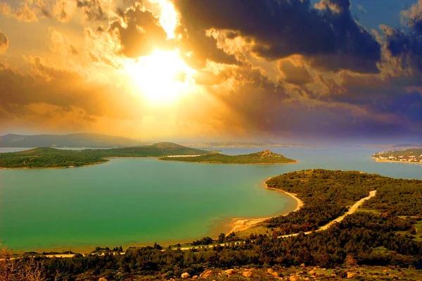 Ege Denizi üzerinde. Akdeniz 'e bir gezi sırasında. Asya ve Avrupa sınırında, Türkiye. Ege Denizi Kıyısı