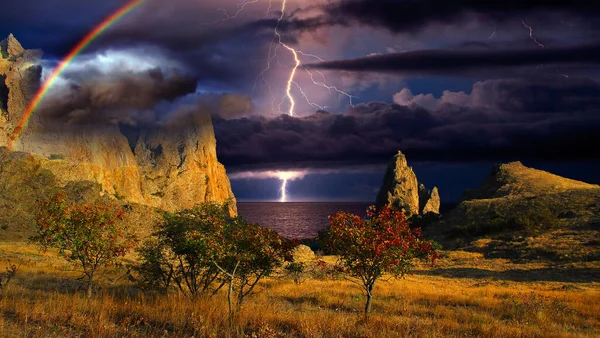 Karadeniz kıyısında ve Koktebel yakınlarındaki Karadeniz 'in kayalık kıyılarında gökyüzünde şimşekler çakıyor. Karamsar gökyüzünde bulutlar var. Yıldırım suya yansıyor. Doğanın olağanüstü gücü ve enerjisi, elementler. Fantezi tarzı 