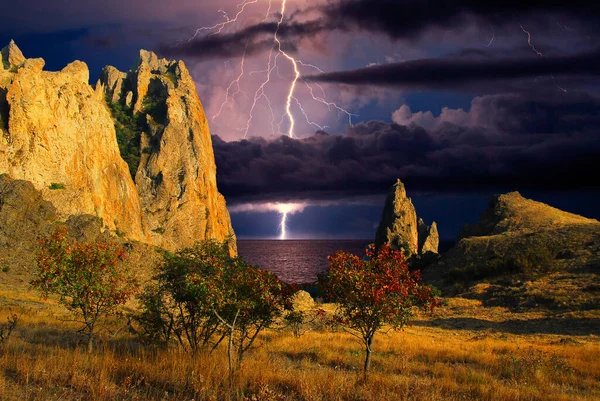 Karadeniz kıyısında ve Koktebel yakınlarındaki Karadeniz 'in kayalık kıyılarında gökyüzünde şimşekler çakıyor. Karamsar gökyüzünde bulutlar var. Yıldırım suya yansıyor. Doğanın olağanüstü gücü ve enerjisi, elementler. Fantezi tarzı 