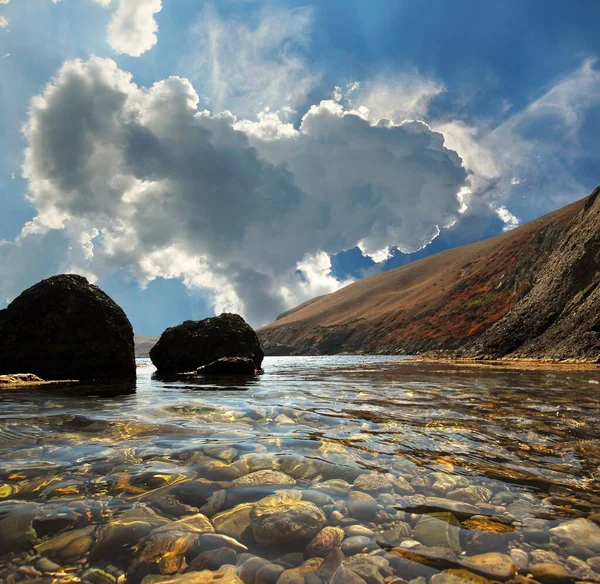 Doğu Kırım 'da, Koktebel yakınlarındaki Karadeniz kıyısında açık ve güzel bir yaz günü. Dağlar uzaktan görülebilir. 