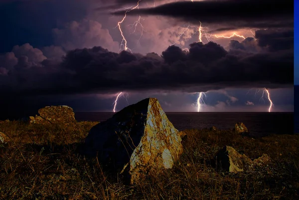 Karadeniz 'in kayalık kıyılarında şimşekler çakıyor, Karadeniz kıyısında Koktebel yakınlarında bir fırtına var. Karadağ dağ sırası. Çarpıcı bir ruh hali..