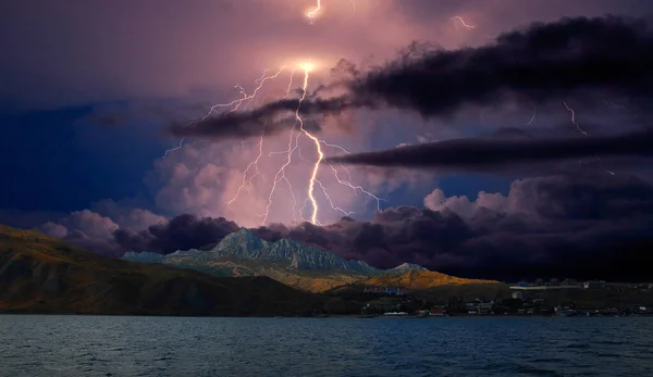 Karadeniz 'in kayalık kıyılarında şimşekler çakıyor, Karadeniz kıyısında Koktebel yakınlarında bir fırtına var. Karadağ dağ sırası. Çarpıcı bir ruh hali..