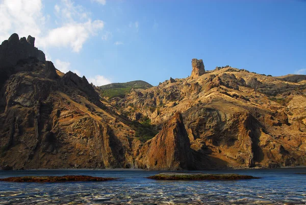 Şeytan 'ın Parmağı Kayası, Doğu Kırım, Karadağ. Karadağ 'ın doğu Kırım bölgesindeki Feodosia ve Koktebel yakınlarında yer alan 