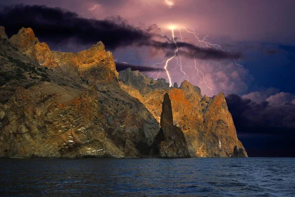 Karadeniz 'in kayalık kıyılarında şimşekler çakıyor, Karadeniz kıyısında Koktebel yakınlarında bir fırtına var. Karadağ dağ sırası. Çarpıcı bir ruh hali..