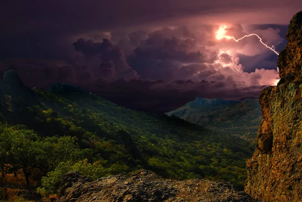 Karadeniz kıyısındaki Koktebel yakınlarında kayalıklar üzerinde fırtına ve şimşek çakıyor. Parlaklık ve drama