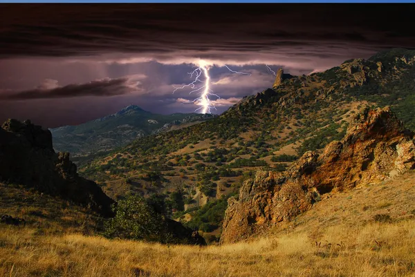 Karadeniz kıyısındaki Koktebel yakınlarında kayalıklar üzerinde fırtına ve şimşek çakıyor. Parlaklık ve drama