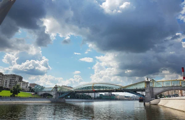 Moskova nehri ve köprüsü üzerinde güzel bulutlar sakin bir yaz günü. Moskova, Rusya. Moskova Nehri üzerindeki köprünün manzarası, nehirde yansıyan bulutlar.