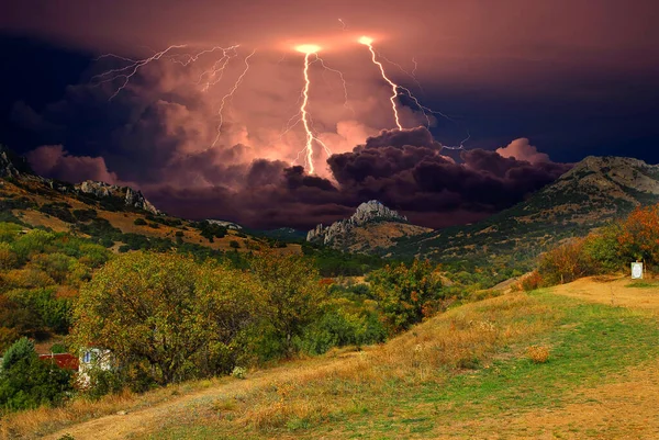 Karadağ 'ın kayalarının üzerinde şimşek çakıyor. Karadeniz kıyısı, Doğu Kırım. Dağlarda yıldırımlar ve parıltılarla çarpıcı bir fırtına manzarası