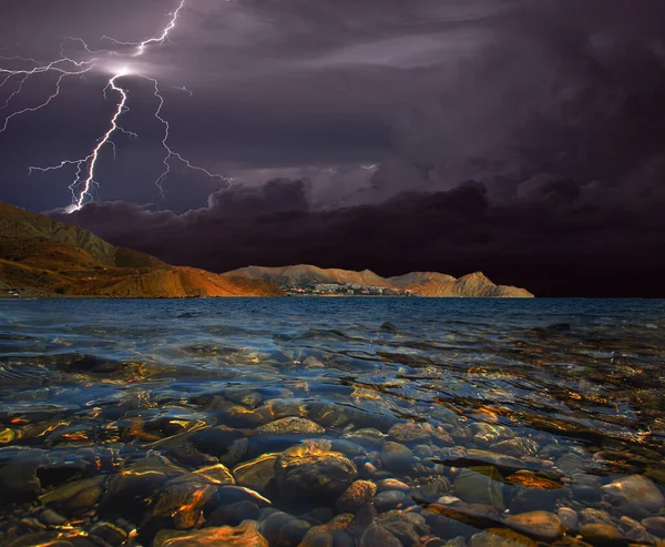 Karadeniz kıyısında şimşekler çakıyor, Kırım. Feodosiya ve Koktebel yakınlarındaki Karadeniz, Doğu Kırım 'ın sığ sularında, su ve kıyı kayaları üzerinde şimşekler çakıyor.