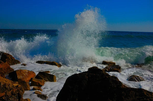 Espuma Surfean Las Aguas Costeras Entre Las Rocas Mar Negro —  Fotos de Stock