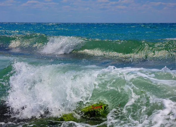 克里米亚的风浪和浪花在黑海 克里米亚东部靠近费奥多西亚和科克特贝尔的浅水沿岸岩石上破裂 喷雾器飞了上来 平静的夏日 — 图库照片