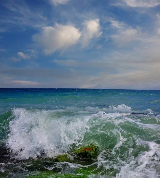 克里米亚的风浪和浪花在黑海 克里米亚东部靠近费奥多西亚和科克特贝尔的浅水沿岸岩石上破裂 喷雾器飞了上来 平静的夏日 — 图库照片
