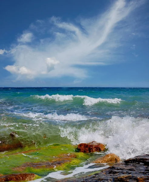 Karadeniz, Kırım 'ın komik dalgaları, dalgalar Karadeniz' in sığ sularında, Doğu Kırım 'da Feodosia ve Koktebel yakınlarında kıyı kayalıklarında patlıyor. Sprey yukarı uçar. Sakin bir yaz günü 