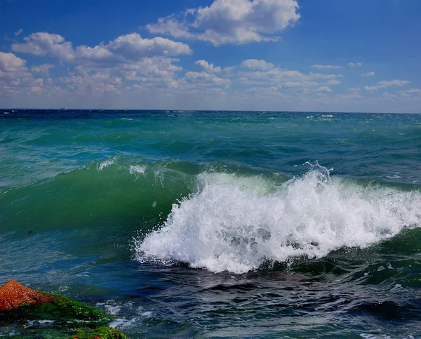 克里米亚的泡沫波在黑海海岸 克里米亚东部 费奥多西亚和科科特贝尔附近翻滚 喷雾和海绵状泡沫起飞 平静的夏日 — 图库照片