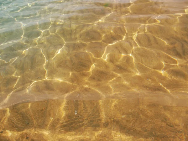 在水面上闪闪发光 阳光照射在黑海浅水清澈清澈的水面上 克里米亚东部科科特贝尔附近沙底和波纹 — 图库照片