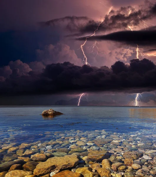 Karadeniz kıyısında şimşekler çakıyor, Kırım. Feodosiya ve Koktebel yakınlarındaki Karadeniz, Doğu Kırım 'ın sığ sularında, su ve kıyı kayaları üzerinde şimşekler çakıyor.