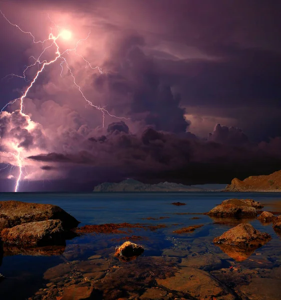 Karadeniz kıyısında şimşekler çakıyor, Kırım. Feodosiya ve Koktebel yakınlarındaki Karadeniz, Doğu Kırım 'ın sığ sularında, su ve kıyı kayaları üzerinde şimşekler çakıyor.