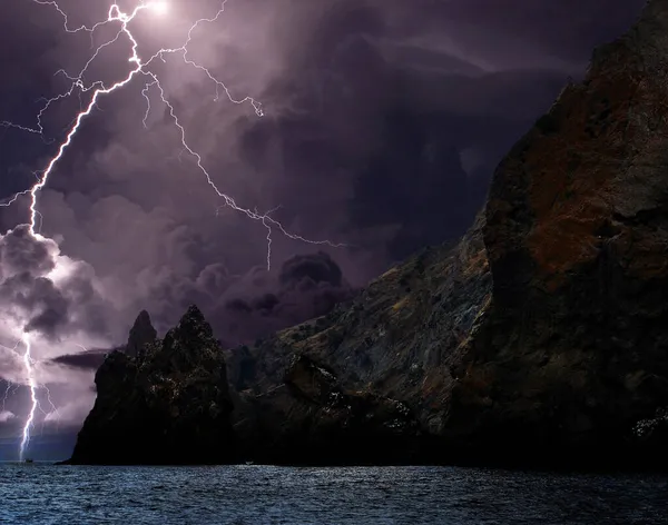 Karadeniz kıyısında şimşekler çakıyor, Kırım. Feodosiya ve Koktebel yakınlarındaki Karadeniz, Doğu Kırım 'ın sığ sularında, su ve kıyı kayaları üzerinde şimşekler çakıyor.
