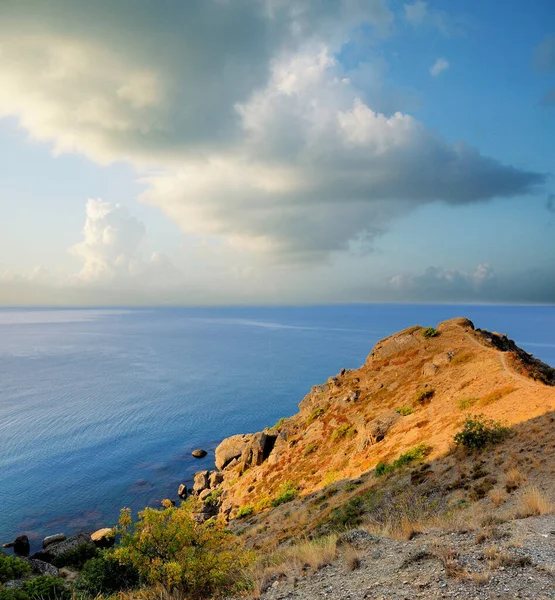 Doğu Kırım 'daki Meganom Dağları' nda sabah. Güneşin ilk ışınları, Karadağ 'ın bir parçası olan Meganom dağ sırasının pelerinini aydınlatır. Sabahın erken saatlerinde, gün doğumunda çekildi. Doğu Kırım, Koktebel yakınlarında.