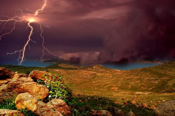 Karadeniz kıyısında şimşekler çakıyor, Kırım. Feodosiya ve Koktebel yakınlarındaki Karadeniz, Doğu Kırım 'ın sığ sularında, su ve kıyı kayaları üzerinde şimşekler çakıyor.