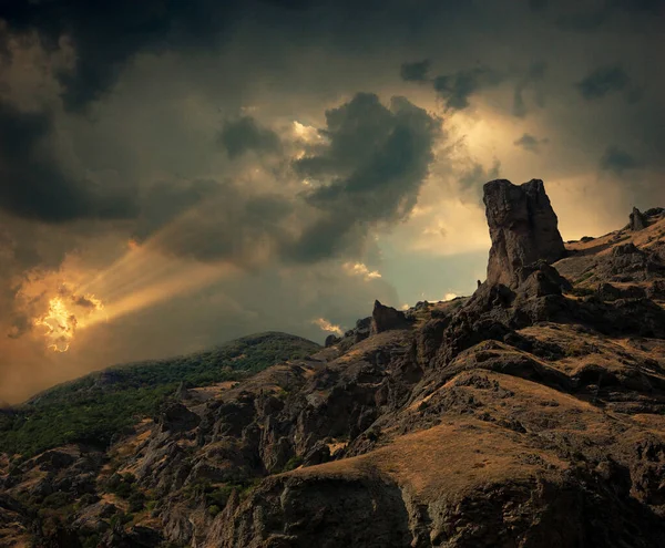 Şeytan 'ın Parmağı Kayası, Doğu Kırım, Karadağ. Karadağ 'ın doğu Kırım bölgesindeki Feodosia ve Koktebel yakınlarında yer alan 