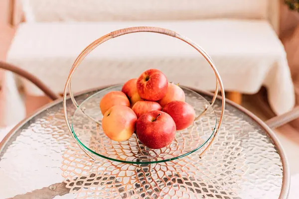 Manzanas Rojas Maduras Yacen Plato Vidrio Sobre Mesa — Foto de Stock