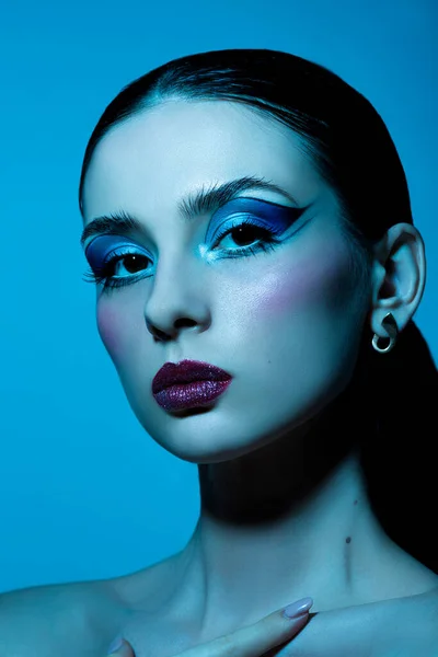 Barna lány, fotó portré, fényes gyönyörű smink, kék fényben — Stock Fotó