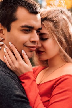 Genç ve güzel bir çift birbirlerine sarılıyorlar.