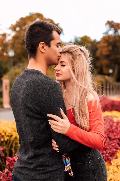 Un chico enamorado besa a su novia en la frente —  Fotos de Stock