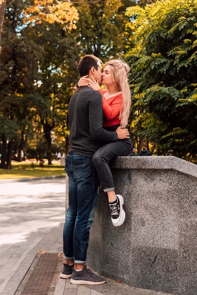 Unga vackra par kille och flicka kramar varandra — Stockfoto