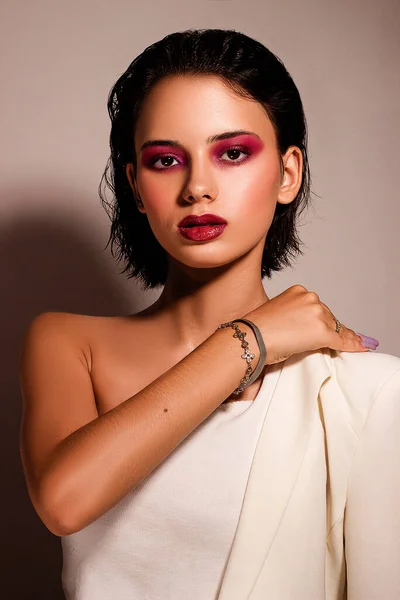 Beautiful tanned girl with bright makeup — Stock Photo, Image