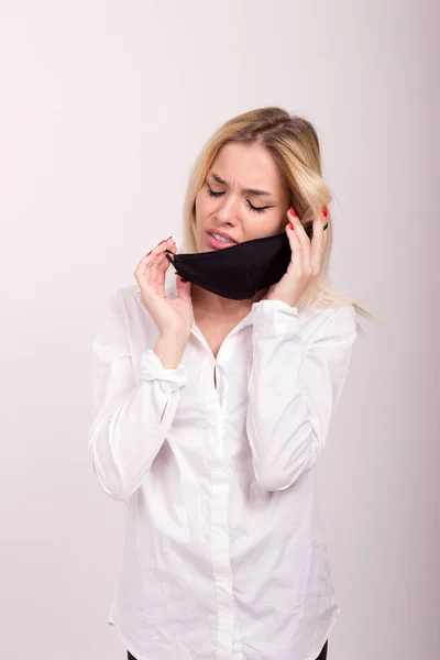 A very sad young girl removes the mask from her face — Stock Photo, Image