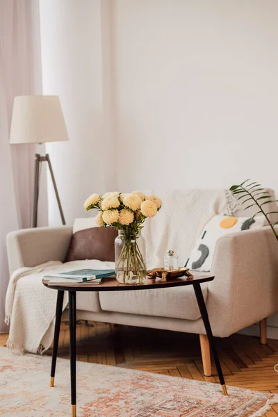 Bellissimo design moderno nel soggiorno — Foto Stock