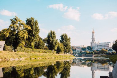 Güneşli bir günde Güzel bir şehir gezisi
