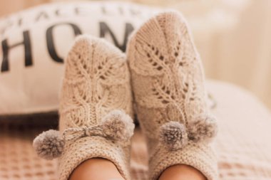 Bacaklarda el yapımı örgü çoraplar.