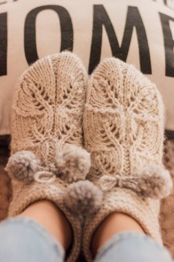 Bacaklarda el yapımı örgü çoraplar.