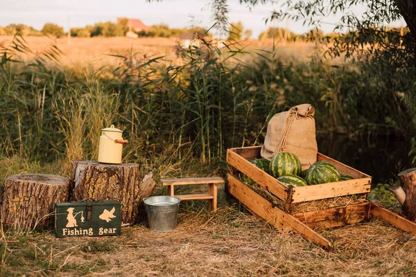 Watermeloenen en een zak liggen in een houten kar — Stockfoto