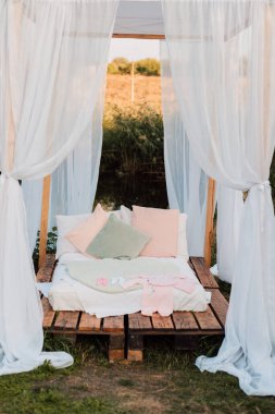 Güzel ahşap yatak, beyaz yatak ve doğa örtüsü köyde.